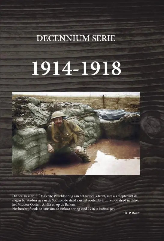 De cover van het boek 1914-1918 de eerste wereldoorlog toont een sepiafoto van een soldaat bij modderige loopgraven