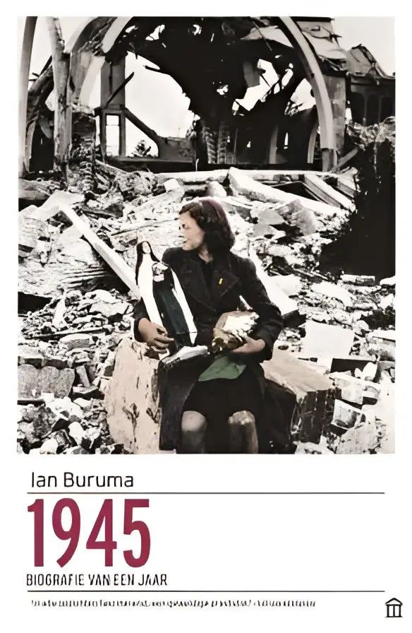 Zwart-witfoto van vrouw zittend tussen puin met boek in handen uit het geschiedenis algemeen boek 1945 van ian buruma atlas contact