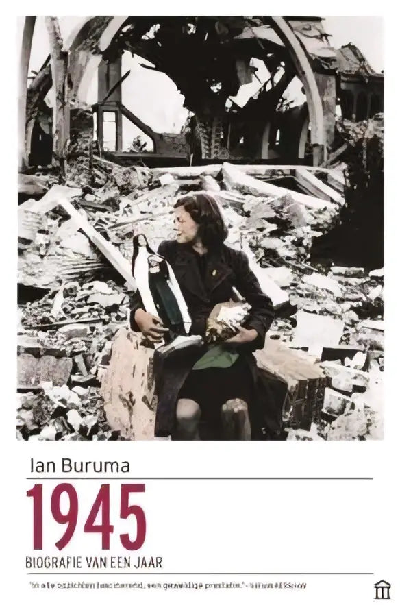 Zwart-witfoto van vrouw zittend tussen puin met open boek in donkere kleding passend bij 1945 ian buruma geschiedenis algemeen