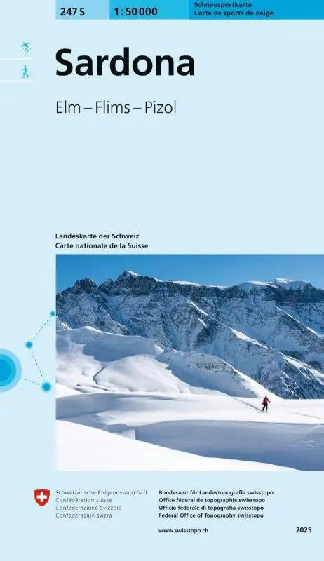 Sneeuwbedekte sardonamassief met ruige toppen en een enkele skiër vooraan op de 247s sardona schneesportkarte