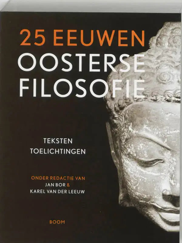 Zwart boek met monochroom beeld van een gedetailleerd gebeeldhouwd stenen boeddhahoofd en titel 25 eeuwen oosterse filosofie in oranje en wit