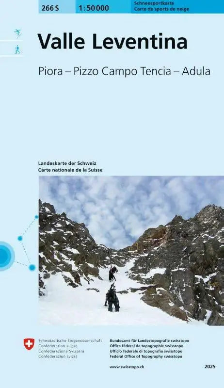 Sneeuwbedekte bergen met ruige toppen en een skiër op de voorgrond op de 266s valle leventina schneesportkarte pizzo campo tencia