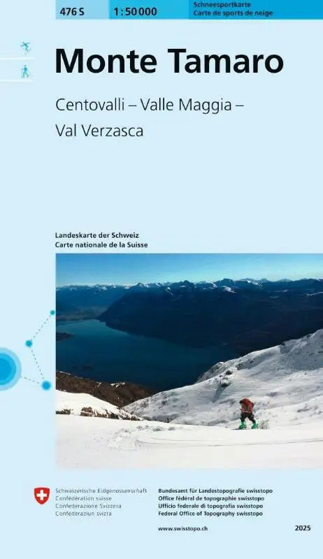 Lichtblauwe 476s monte tamaro skikaart met valle maggia en sneeuwbedekte bergen en rode alpine skiër