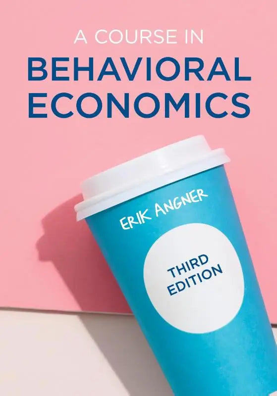 Blauwe koffiekop met witte deksel en derde editie label van a course in behavioral economics door erik angner