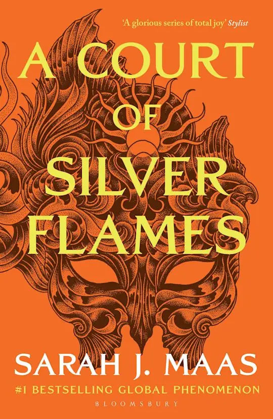 De hardback editie van a court of silver flames door sarah j maas met zilveren accenten en thorns and roses thema
