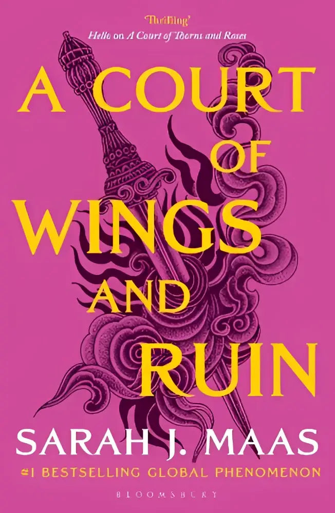 Een levendige roze boekomslag van a court of wings and ruin met een ingewikkeld zwart-paars vleugeldesign op de derde boek