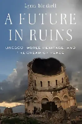 Boekcover van a future in ruins door szymon kozak met illustratie van oude ruïnes onder een bewolkte lucht