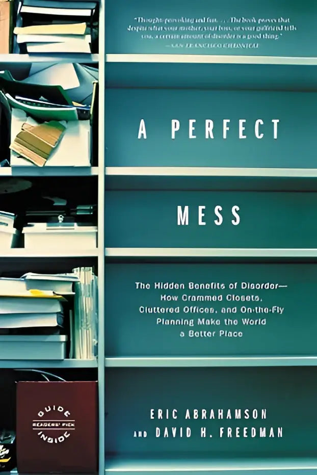 Een teal hardcover boek getiteld a perfect mess van Eric Abrahamson en David H over de verborgen voordelen van rommel