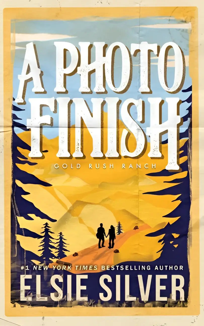 A photo finish boekomslag met vintage illustratie van silhouetten op gouden pad door dennenbossen onder blauwe lucht van elsie silver gold rush ranch-serie