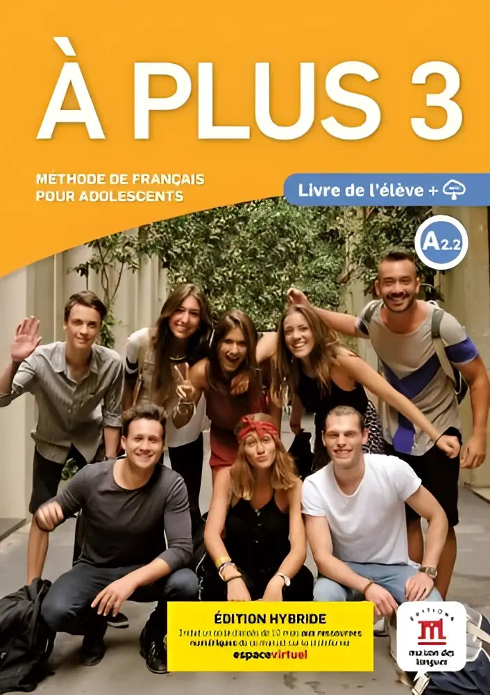 De cover van het à plus 3 version internationale livre frans voor het middelbaar onderwijs met een oranje achtergrond en lachende jongeren