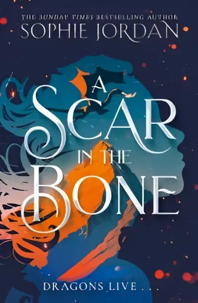 Het boekcover van a scar in the bone door Sophie Jordan toont een donkere blauwe en oranje drakenontwerp tegen een sterrenhemel