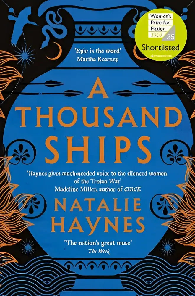 Blauw boek met gouden en zwarte illustraties van schepen en mythologische wezens voor a thousand ships van natalie haynes over de trojaanse oorlog