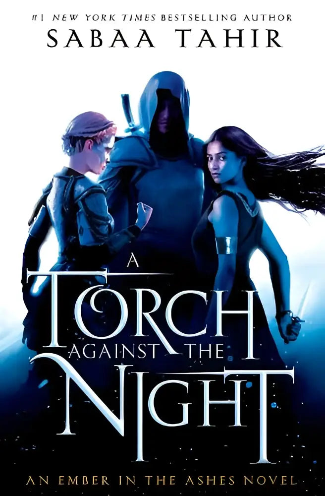 De boekomslag van A Torch Against the Night toont drie fantasyfiguren in donkere blauwe en zwarte tinten