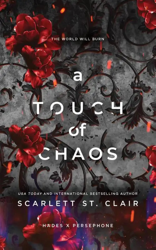 Het boek A Touch of Chaos toont een dark and enthralling omslag met rode rozen en zwarte wijnstokken tegen grijs