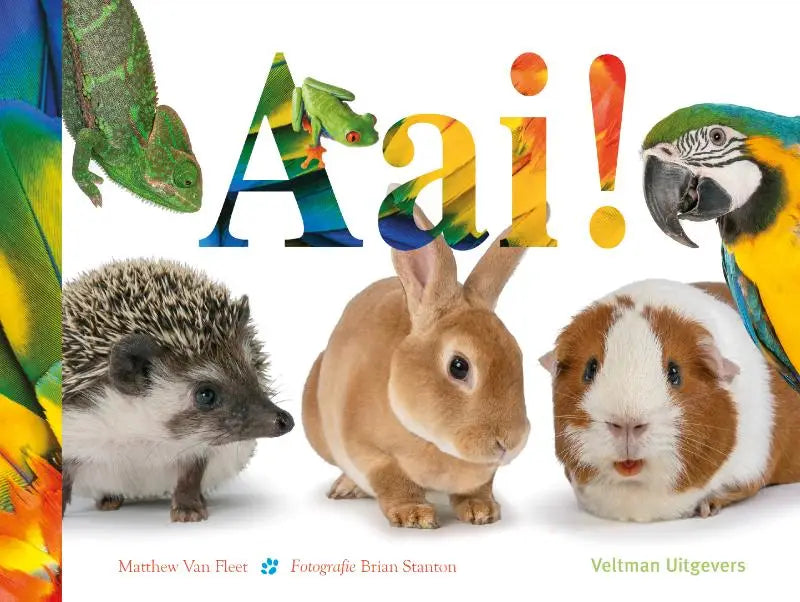 De kleurrijke voorkant van het kinderboek aai met dieren zoals een groene kameleon en een papegaai is ideaal voor jonge lezers