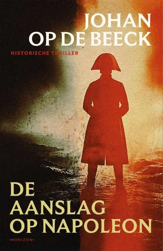 Boekcover van De aanslag op Napoleon met rode historische militaire silhouet tegen vurige oranje achtergrond