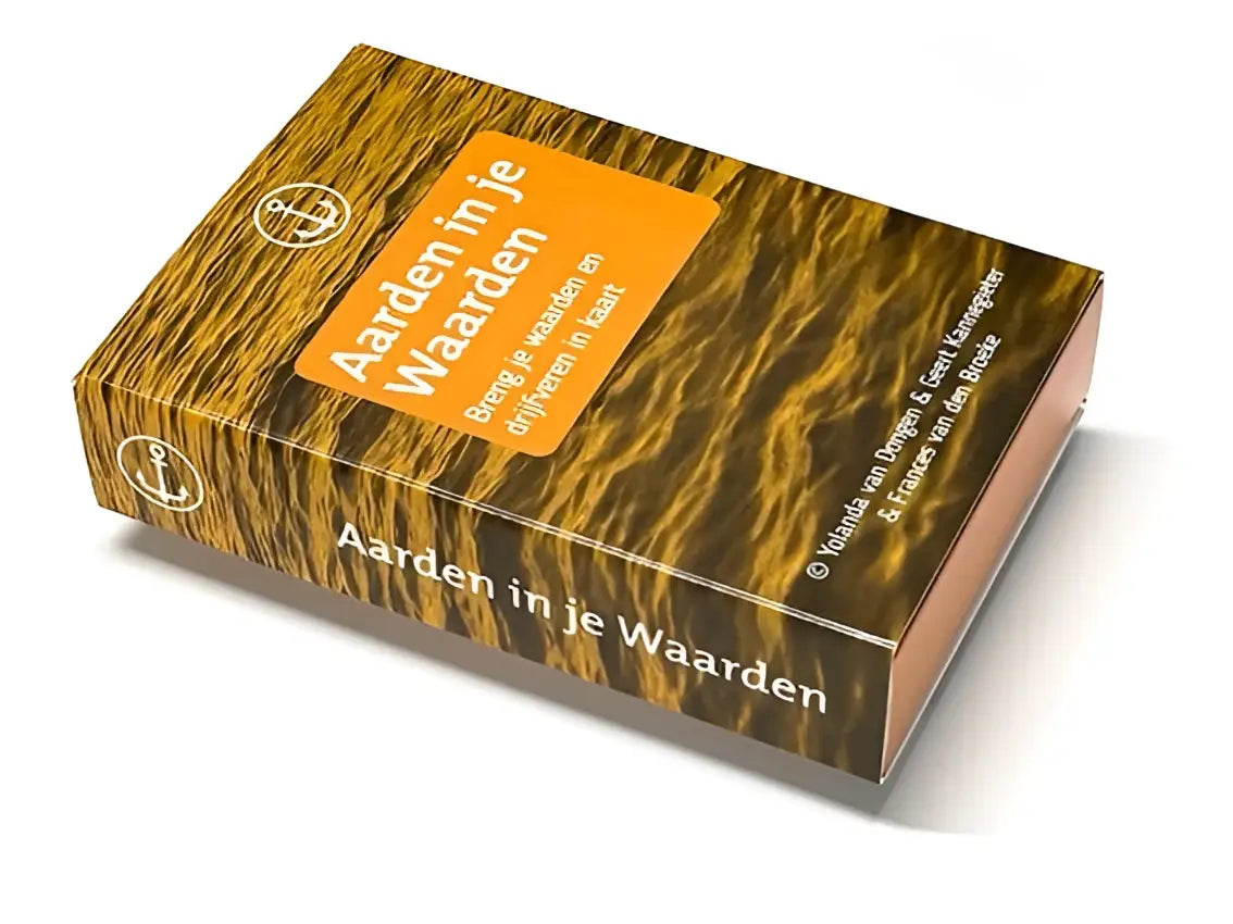 Bruine houten box met oranje label met nederlandse tekst van het product aarden in je waarden©
