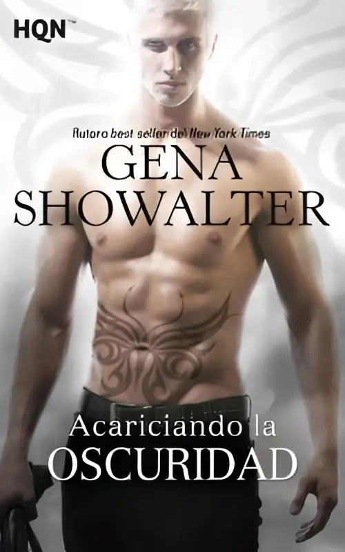 De boekcover van acariciando la oscuridad toont een gespierde man met getatoeëerde buik in zwarte broek met donker object