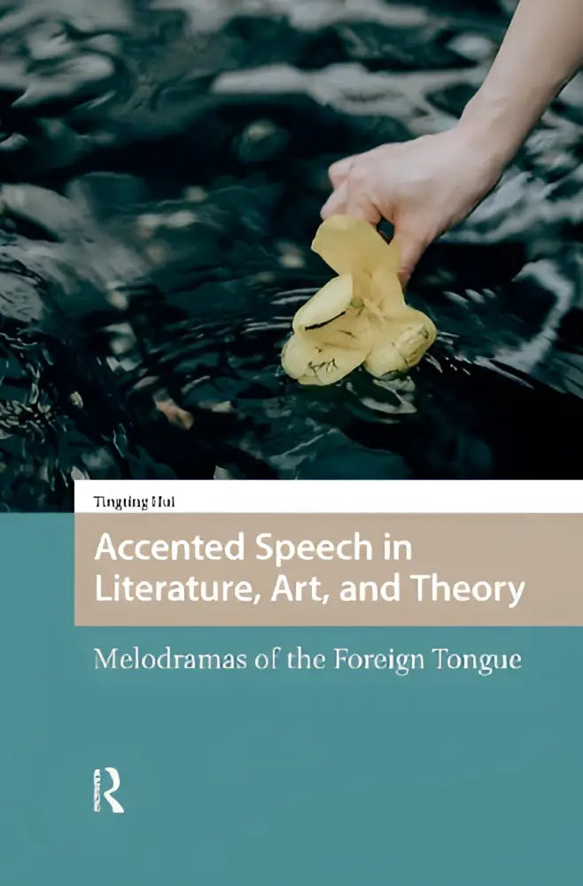 Gele rubberen eend drijvend in water voor het boek accented speech in literature art and theory melodramas of the foreign tongue
