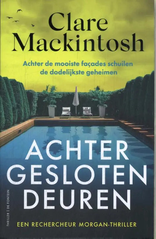 De boekcover van achter gesloten deuren toont een gele achtergrond met zwarte tekst en een buitenzwembadscene