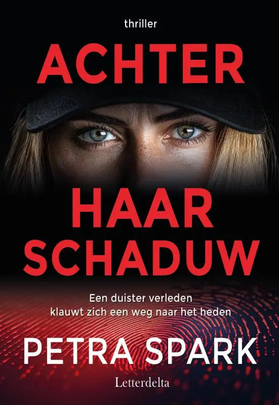 Achter haar schaduw door petra spark met rode tekst en afbeelding van vrouwenoog op zwarte achtergrond