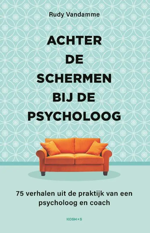 Oranje beklede bank met afgeronde armen en bijpassende kussens tegen lichtblauwe patroonmuur in psychologenpraktijk