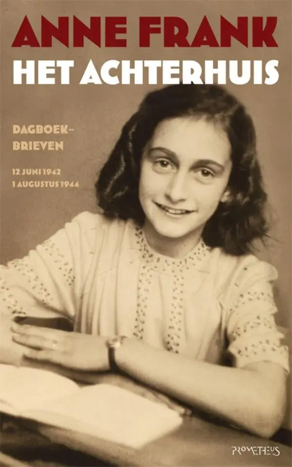 Sepiaportret van anne frank in lichtkleurige blouse met kant bij het boek het achterhuis biografieën literaire auteurs