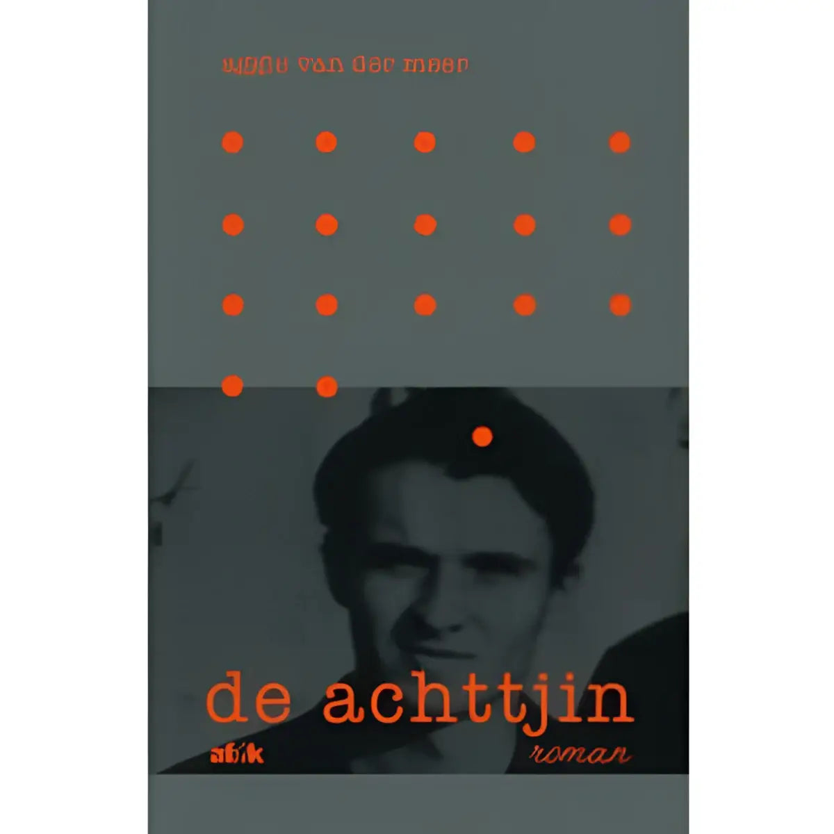 Grijs boek met zwart-wit portret van een man en oranje tekst met stippen met de titel de achttjin