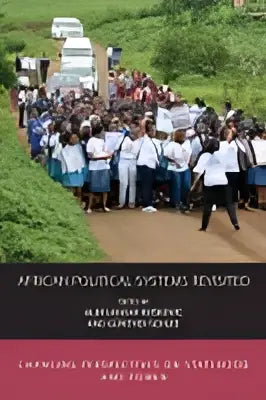 Een groep mensen houdt borden vast met de tekst african political systems revisited over politieke systemen in afrika