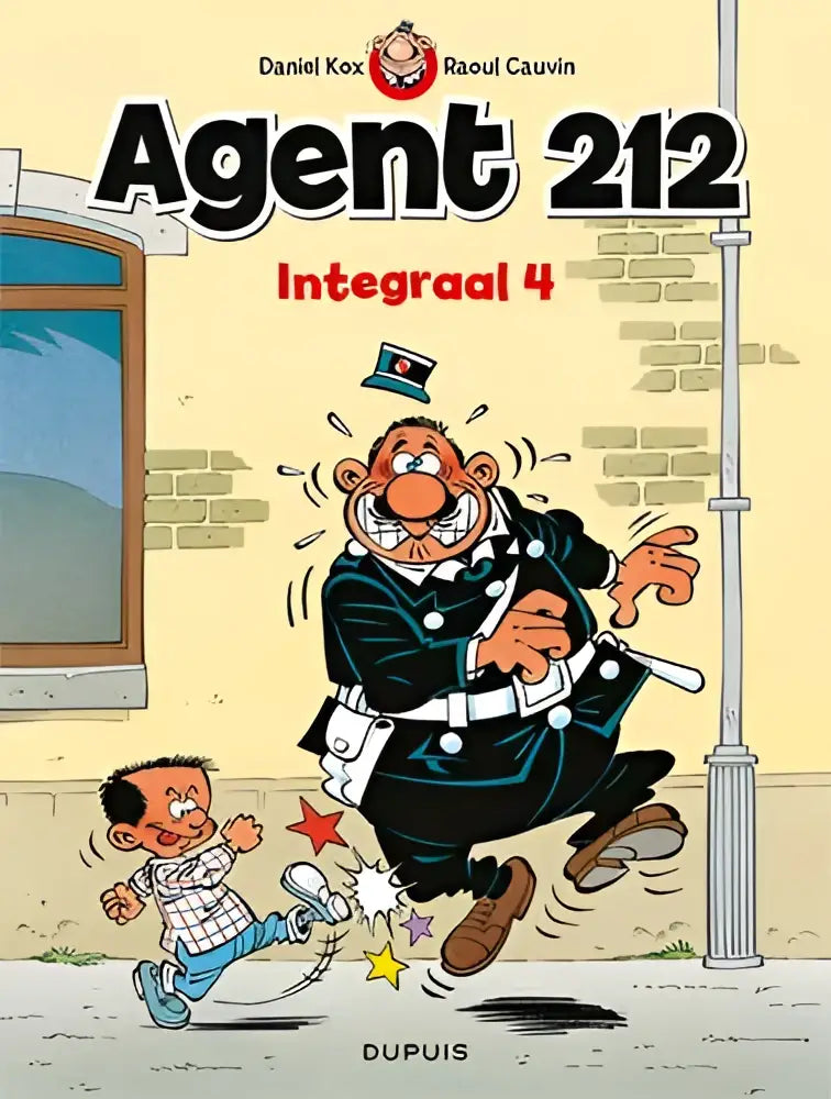 De cover van de graphic novel agent 212 integraal 4 toont een gespierde agent in blauw uniform die een jongen achterna rent
