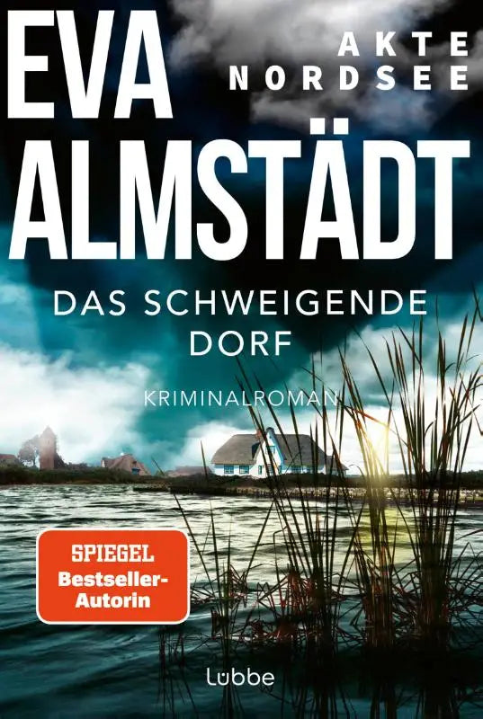 Het boek akte nordsee das schweigende dorf door eva almstädt toont een donker landschap met stormachtige lucht en riet