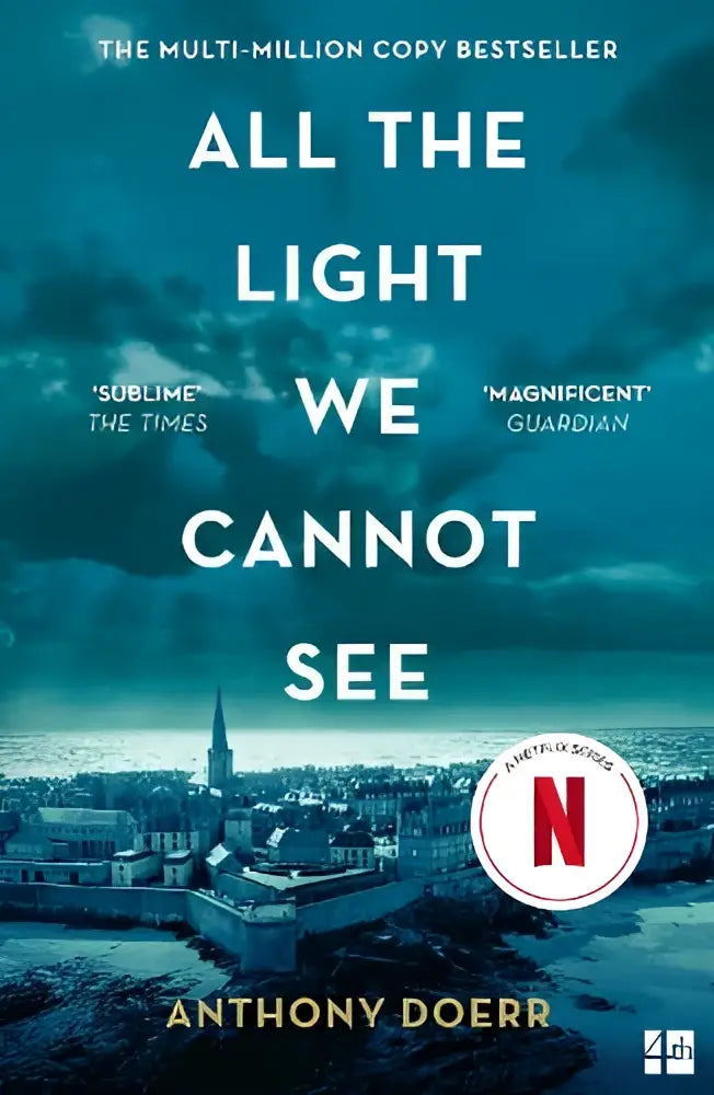 De boekcover van all the light we cannot see door anthony doerr toont een sfeervol teal en zwart stadsbeeld onder stormachtige lucht