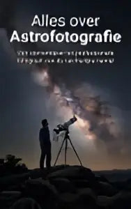 Silhouetten onder een sterrenhemel met een professionele fotograaf die een telescoop gebruikt voor de nachtelijke hemel