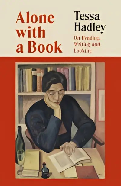 De kaft van het boek alone with a book van tessa hadley toont een vrouw alleen met een boek aan een bureau met oranje achtergrond