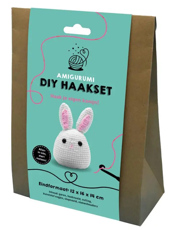 Wit gehaakt amigurumi diy haakset konijn met roze binnenoren en zwarte knoopogen verpakt in een teal kartonnen hoes