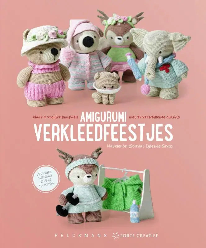 Gehaakte amigurumi vrolijke knuffel hert met lichtblauwe muts en bijpassende outfit uit amigurumi verkleedfeestjes met verschillende outfits