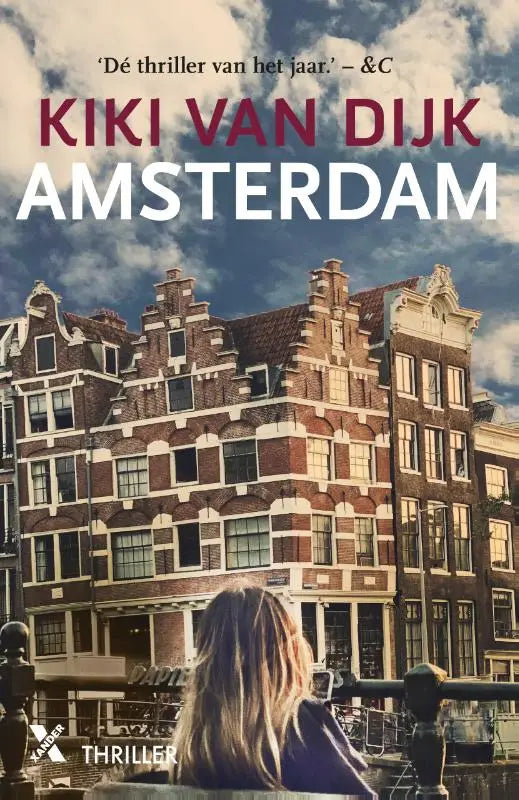 Boek omslag met rode bakstenen amsterdamse grachtenpanden en titel amsterdam in witte letters
