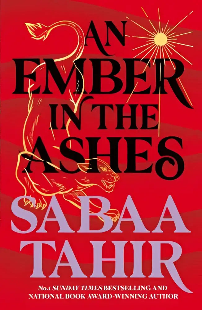 Rode boekomslag van An Ember in the Ashes van Sabaa Tahir met zwarte en gouden tekst en een gouden leeuwillustratie, ideaal voor jonge lezers