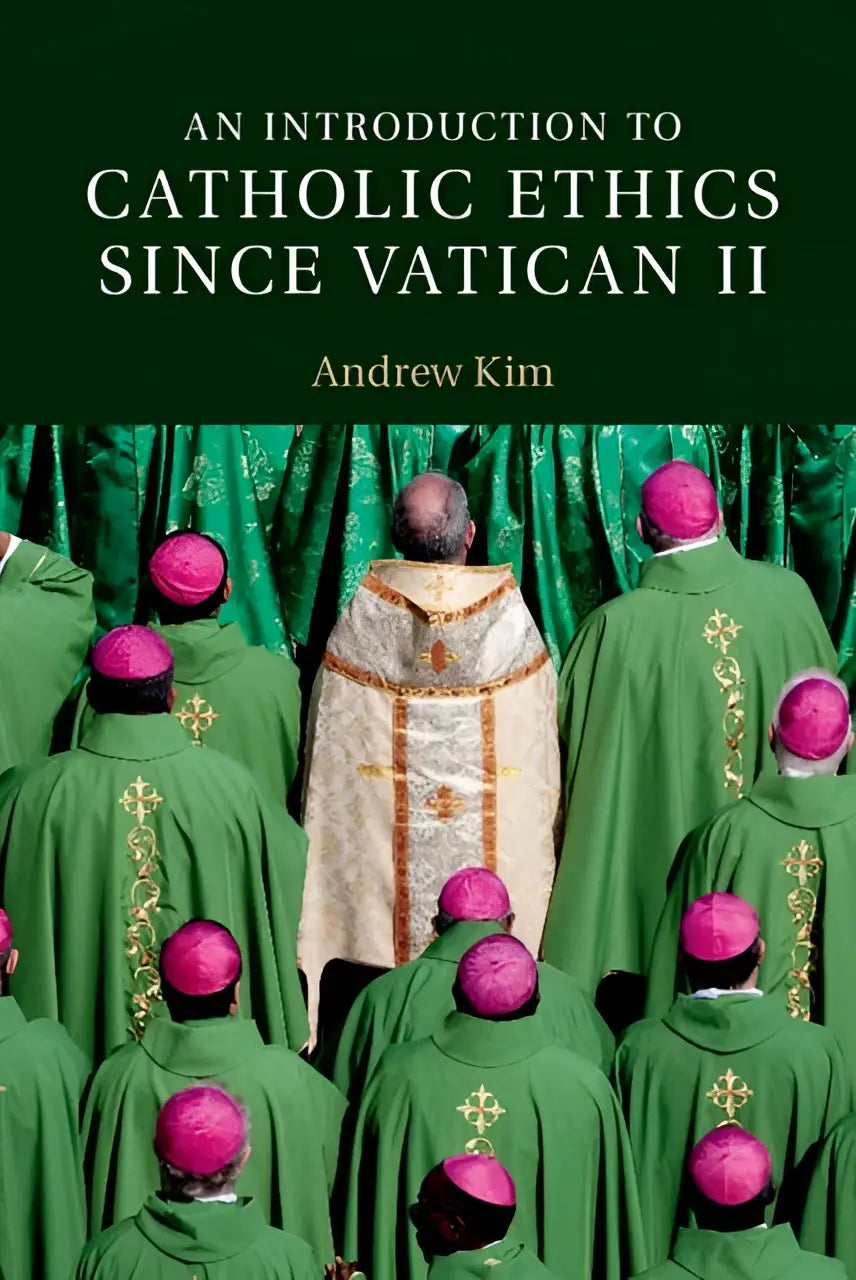 De boekcover toont an introduction to catholic ethics since vatican ii door andrew kim met een priester in witte en gouden gewaden voor bisschoppen in groene kazuifels dit introduction provides inzicht in catholic ethics