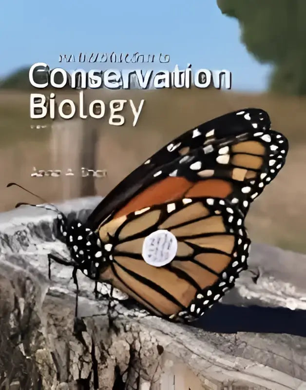 De boekcover van an introduction to conservation biology toont een oranje zwarte monarchvlinder op droog gras