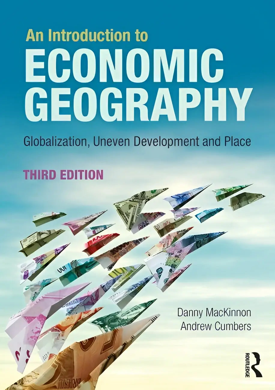 De cover van an introduction to economic geography derde editie toont papieren vliegtuigen van internationale bankbiljetten tegen een blauwe lucht