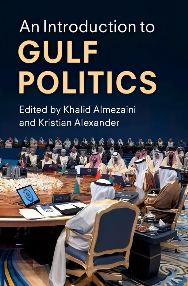 De boekomslag toont de titel an introduction to gulf politics in gouden letters op een donkerblauwe achtergrond