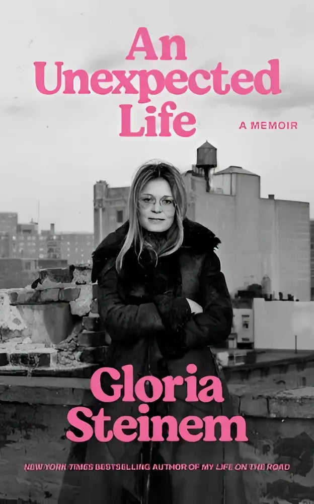 Aan het boek an unexpected life van gloria steinem met roze tekst op een zwart-wit foto, uitgegeven door ebury press