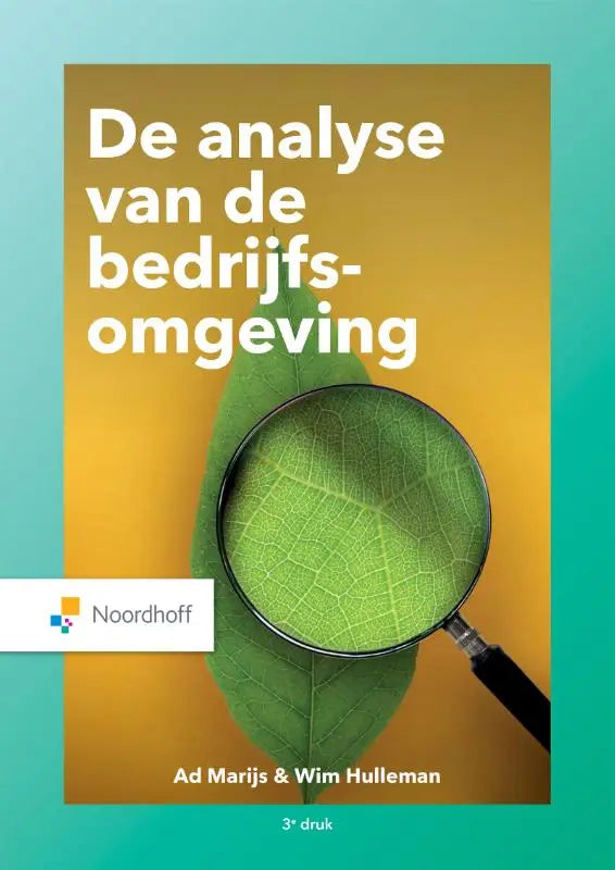Een vergrootglas met zwart handvat op een groene bladstructuur benadrukt wim hulleman algemene economie methoden