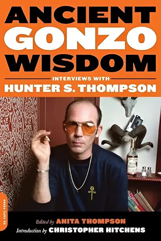 De boekcover heeft een gedurfd oranje zwart ontwerp met de titel ancient gonzo wisdom in grote witte letters