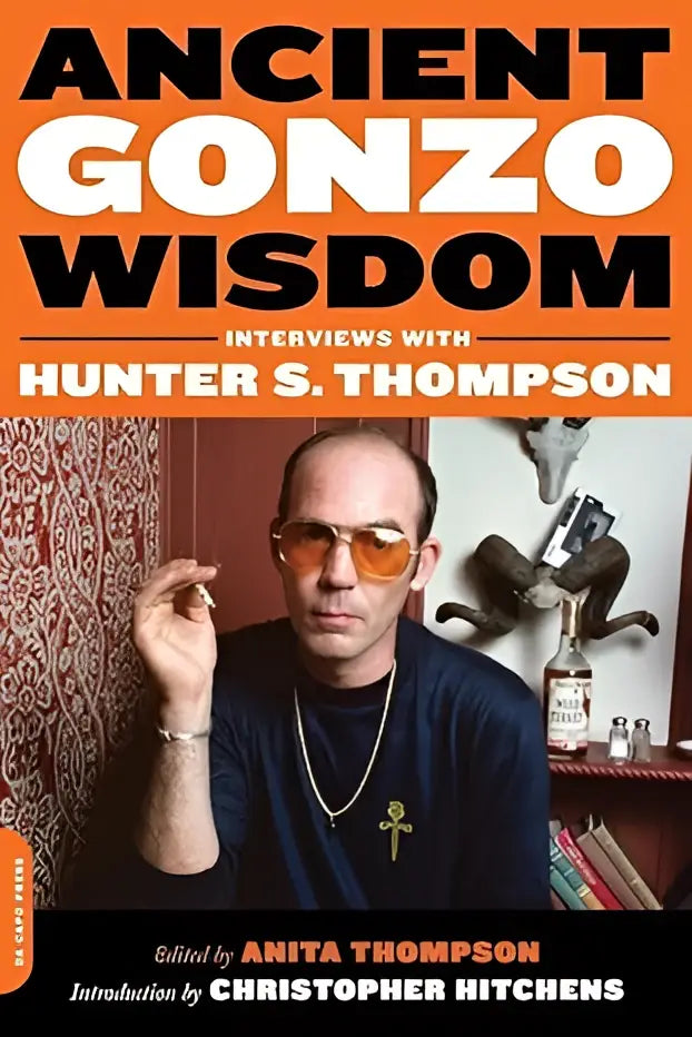 De boekcover heeft een gedurfd oranje zwart ontwerp met de titel ancient gonzo wisdom in grote witte letters