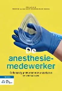 Persoon met blauwe latex handschoenen die een spuit vasthoudt bsl media geneeskunde algemeen anesthesiemedewerker
