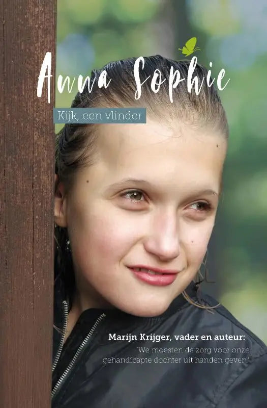 Een jonge vrouw met donker haar en een zachte glimlach draagt een zwarte jas binnen de collectie anna sophie van marijn krijger maatschappij algemeen