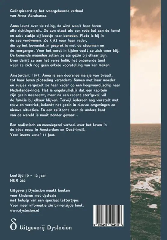 De achterkant van anna’s grote reis boek toont witte tekst op donker teal met een zonsondergang boven zeezicht