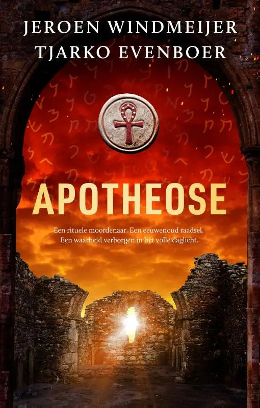 De boekomslag van Apotheose toont een metalen ankh-symbool met rode details tegen een oranje-rode achtergrond